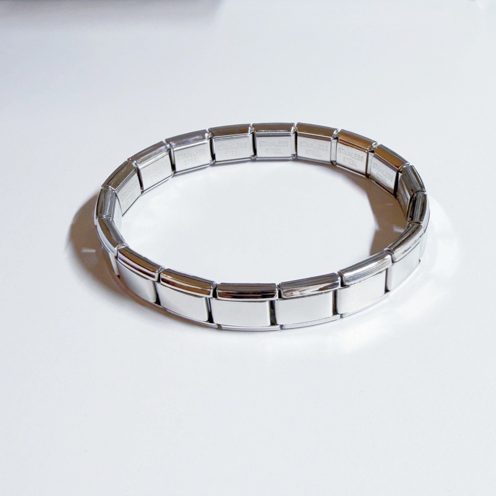Shiny Pami Italian charm bracelet made of interlocking metal links for personalised accessories